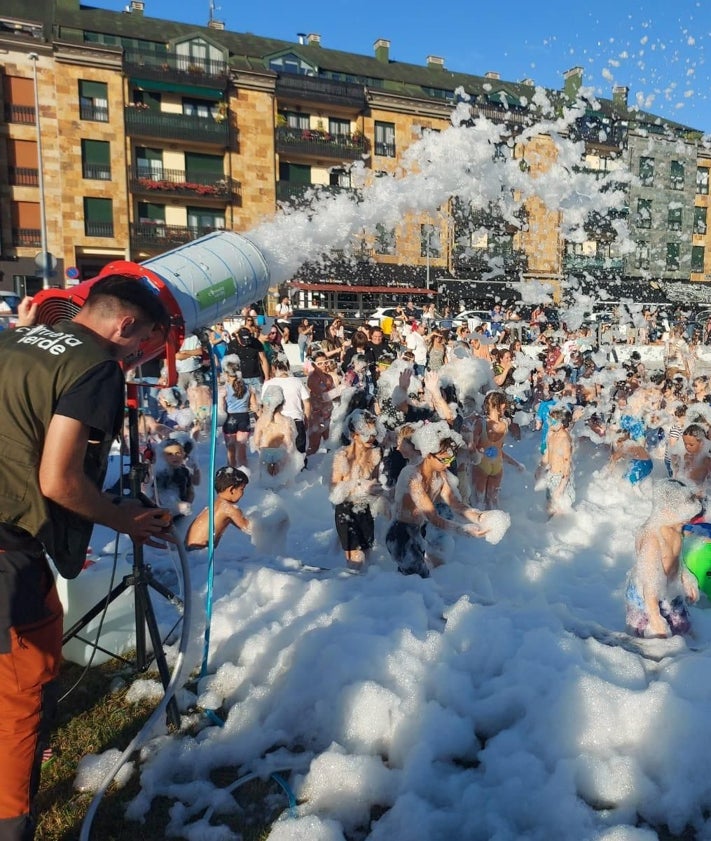 Imagen secundaria 2 - Fiesta de la espuma en Villaviciosa.